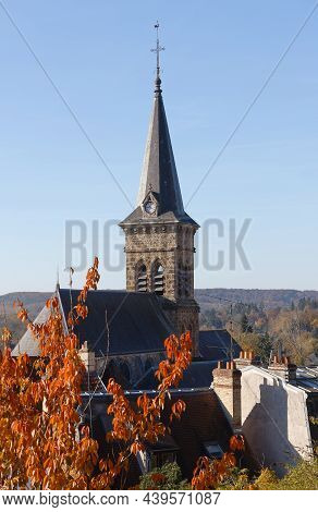 The Catholic Church Of Saint-martin Of Chevreuse, Is A Remarkable Building . Its Origin In The Oldes