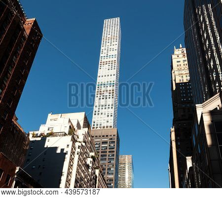 New York, Usa - Sep. 23, 2017: 432 Park Avenue And A View Of The Skyscrapers Of Manhattan