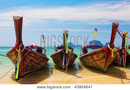 Bateaux longtail traditionnels à Railay beach Thaïlande