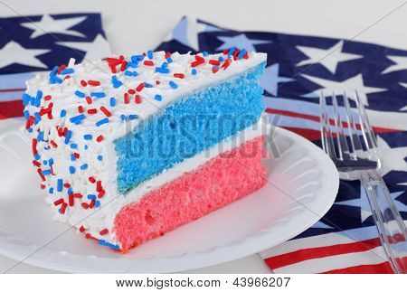 Bolo branco e azul vermelho