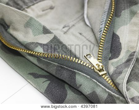 Un pantalone con zip aperta
