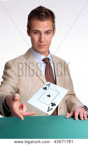 Joven juego de naipes, lanzando una tarjeta.