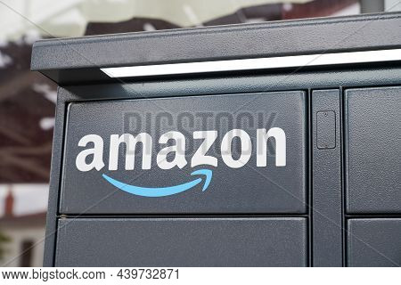 Bordeaux , Aquitaine France - 11 05 2021 : Amazon Logo Brand And Text Sign On Hub Locker Delivery St