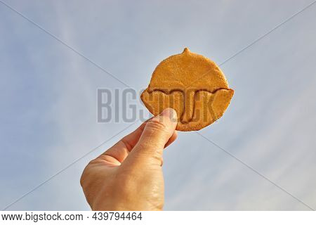 Korean Dalgona Honeycomb Sugar Cookie With Umbrella Shape To Play New Trend Candy Challenge