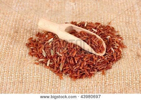 arroz vermelho na demissão em colher de madeira
