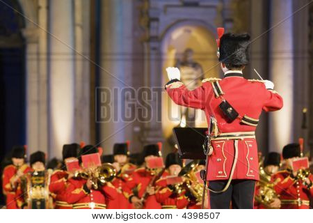 Dirigent vor military band
