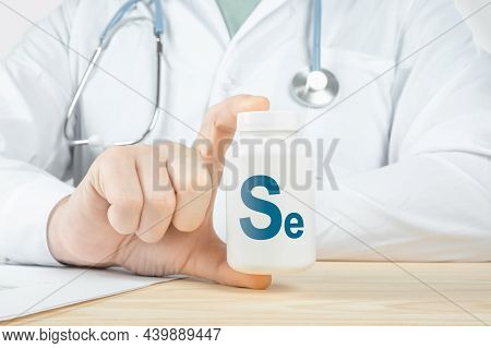 Se, Selenium Supplements For Human Health. Doctor Recommends Taking Se, Selenium. Doctor Talks About