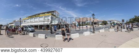 Saintes Maries De La Mer, France - Aug 15, 2017: People Walk Along The Promenade In Saintes Maires D