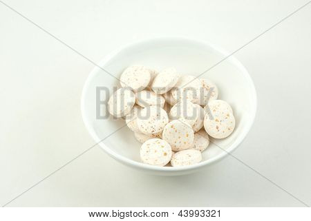 Небольшое блюдо, содержащие витамин C таблетки