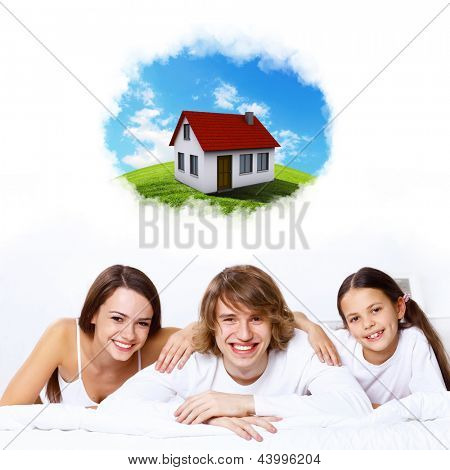Ung familie med en datter og hus