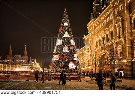 A Splended View Of Moscow Gum Trading House And Shopping Centre On Red Square Illuminated At Christm