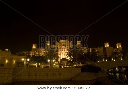 밤에 Madinat Jumeihra