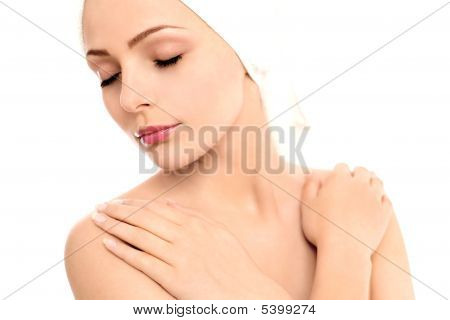 Schöne Frau, die trägt ein Handtuch