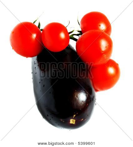 Munakoiso ja tomaatti eristetty valkoisella taustalla