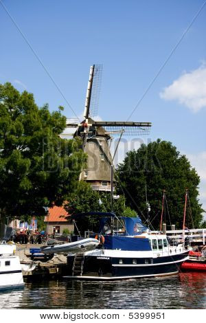Moulin à vent hollandais dans un port des pays-bas