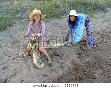 Jeune fille et un enfant de s'amuser sur la plage