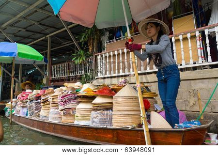 RATCHABURI, THAILAND - MARCH 24: Local peoples sell fruits, food and souvenirs at famous tourist attraction Damnoen Saduak floating market on March 24, 2014 in Ratchaburi, Thailand.