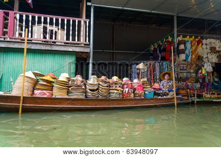 RATCHABURI, THAILAND - MARCH 24: Local peoples sell fruits, food and souvenirs at famous tourist attraction Damnoen Saduak floating market on March 24, 2014 in Ratchaburi, Thailand.