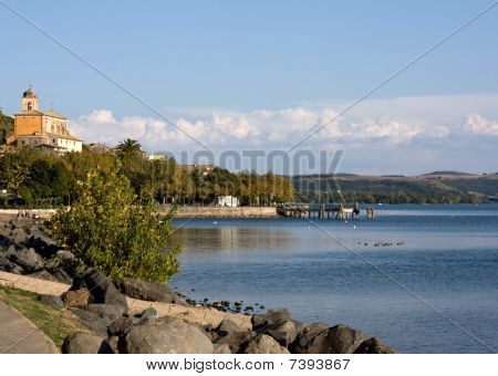 Lago de Bracciano Trevignano Romano, Lazio, Itália