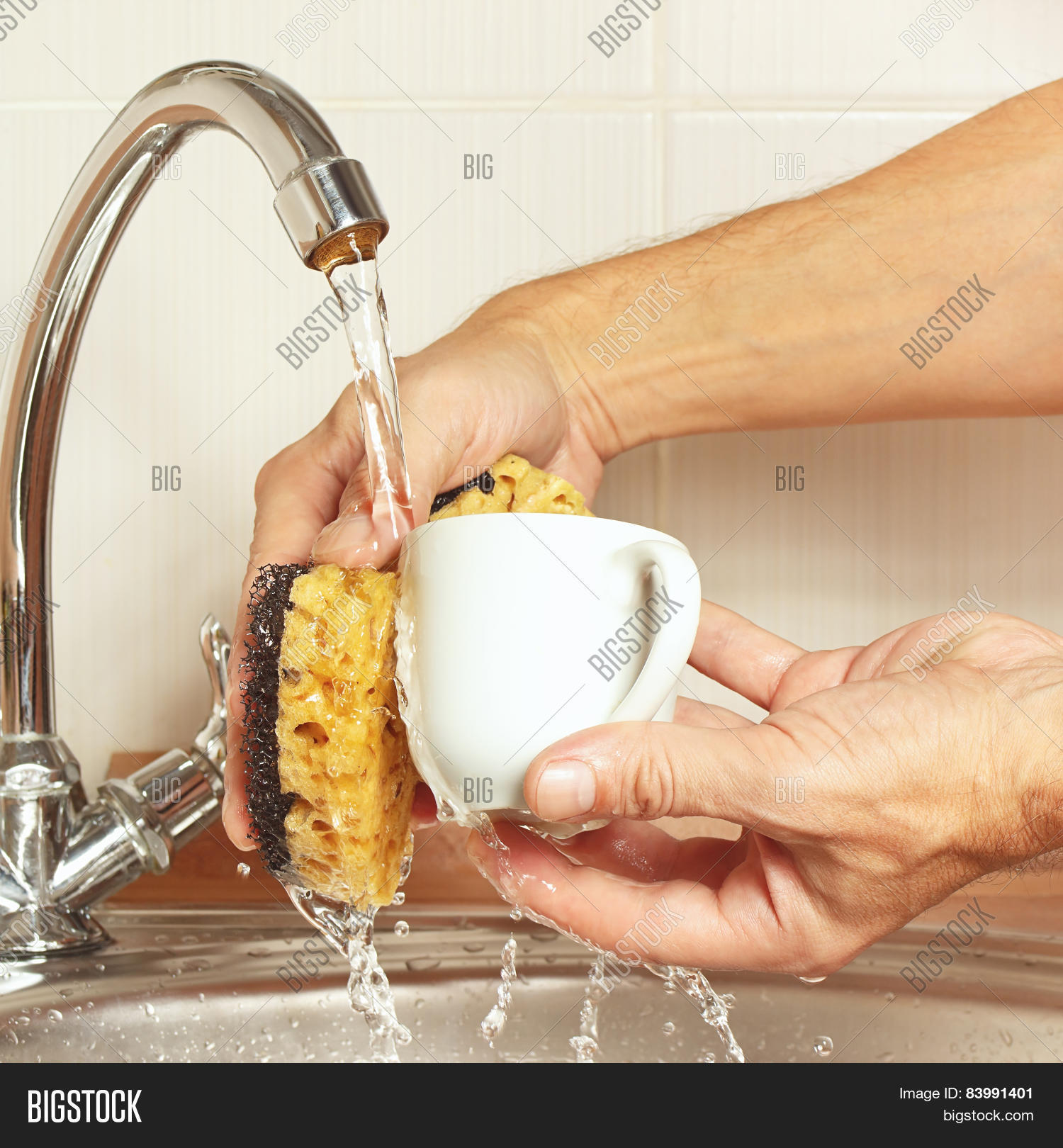 девушка моет посуду. для мытья кружек. умывальник для посуды. мытье кружки. сон мыть чашки.