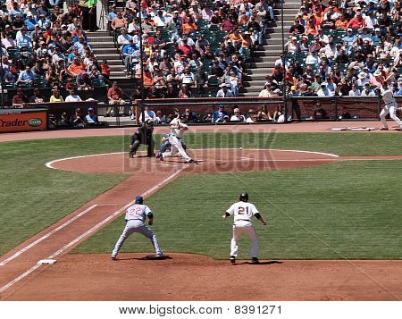 Bolden hopper fra jorden som giganter Aubrey Huff Hits Pitch