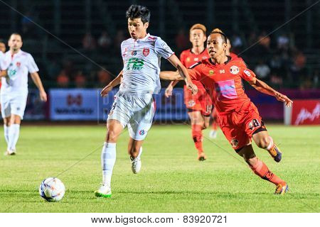 Sisaket Thailand-february 18: Tanaboon Kesarat Of Bec Tero (white) In Action During Thai Premier Lea