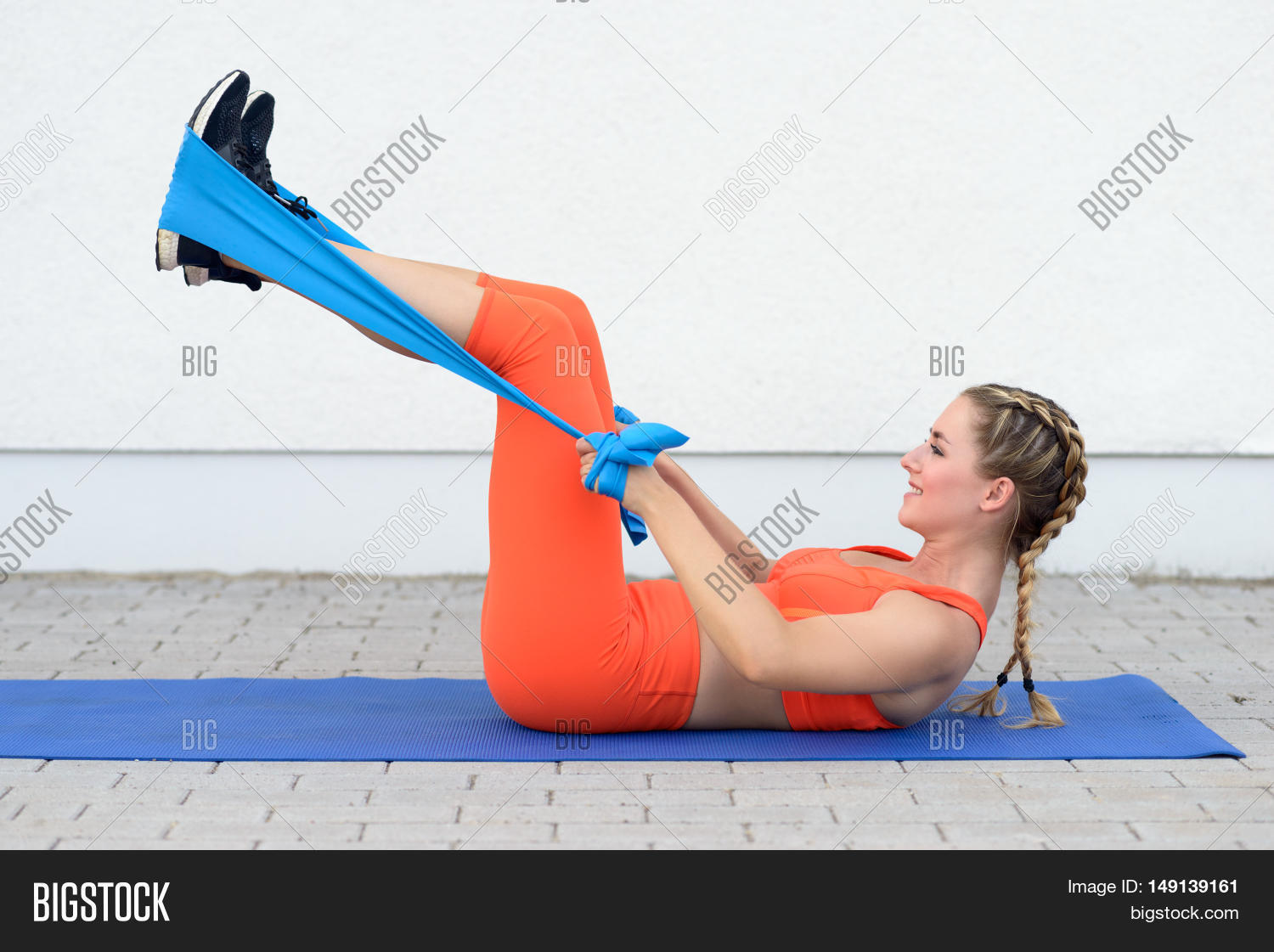 Занятия с эспандером резинками для женщин. Resistance band fitness. Упражнения с фитнес резинкой. Эспандер-петля go do (3) латекс 650-0,7 мм. Упражнения с эластичной резинкой.