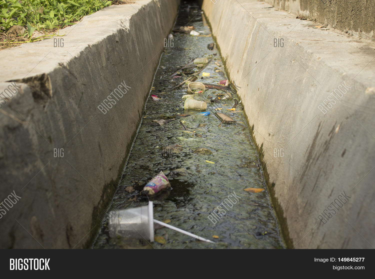 загрязнение рек. канава глубокая. канава весной. щегловский ручей тула. речка с канавой.