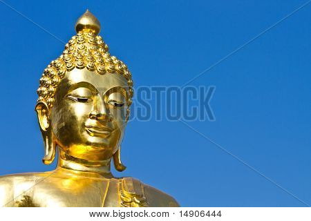Arany Buddha a szabad ég alatt