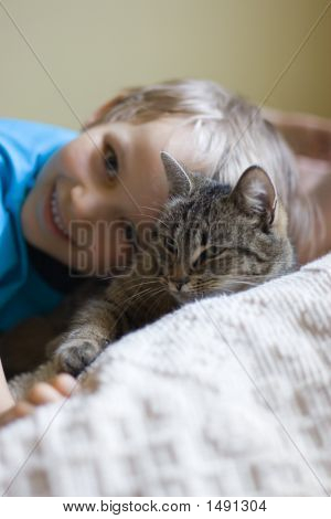 Giovane ragazzo e il suo gatto