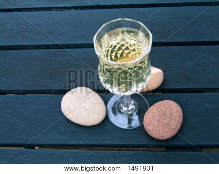 Hvidvin i slebet glas
