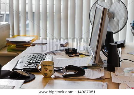 Ofis işyeri bilgisayar ve evrak