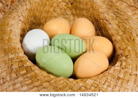 Uova di Pasqua in un cappello