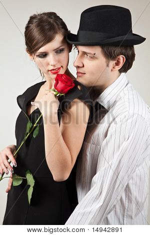 Coppia giovane e rosa rossa