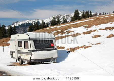 Bianco rimorchio/camper in montagna
