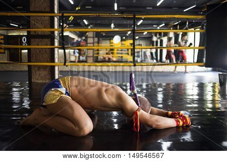 Man Fighter Muay Thai bowed in the ring
