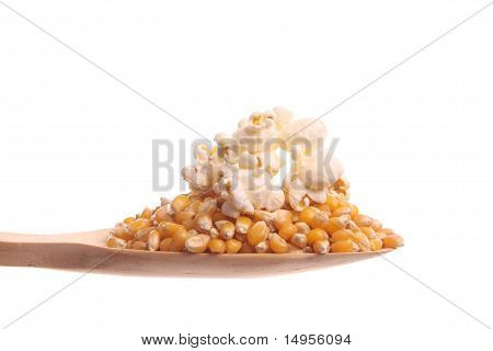 Mais und Popcorn auf einem Holzlöffel