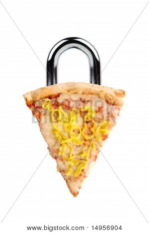 Versuchung-Konzept mit leckeren Stück Pizza als Vorhängeschloss