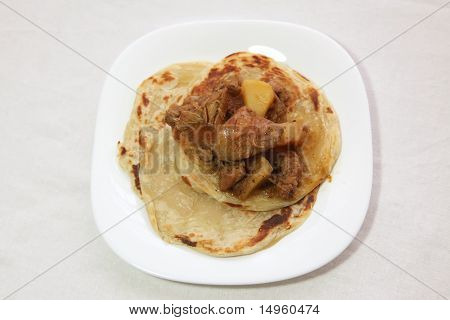 Roti canai plata tradicional sur indio pan frito, con curry