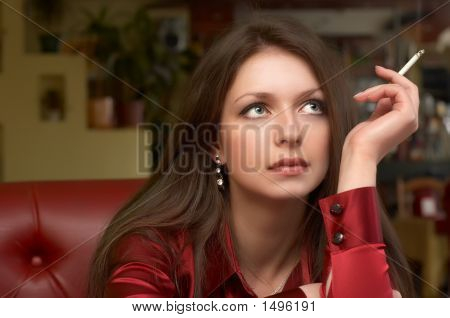 Morena de ojo verde con cigarrillo