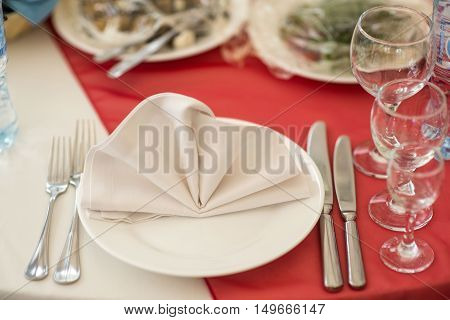 wedding decor on tables flowers blue and violet