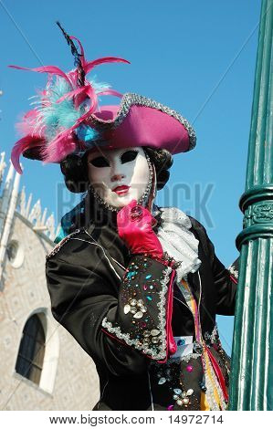 Donna in costume in Piazza San Marco durante il Carnevale di Venezia su 8 marzo 2011