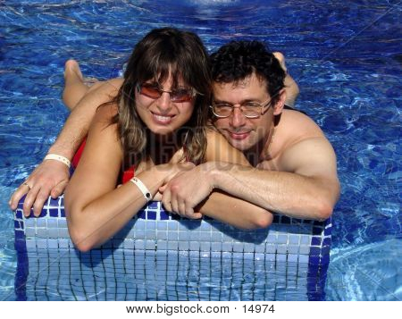 Coppia In piscina