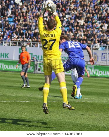 Jan Lastuvka del Fc Dnipro y Roman Zozulya de Dynamo Kyiv