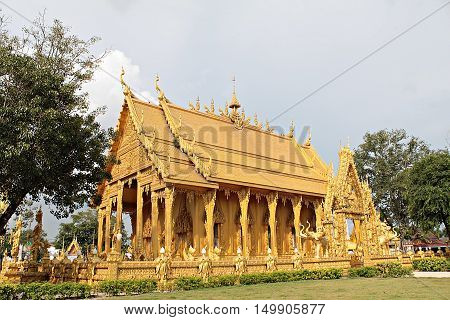 Golden buddha temple at Paknam Jolo Temple, Bangkhla, Chachoengsao, Thailand : October 01, 2016