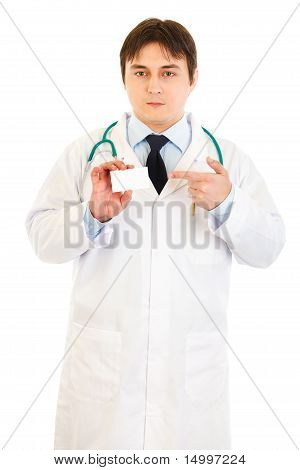 Dedo acusador médico autorizada en tarjetas en blanco aislado en blanco