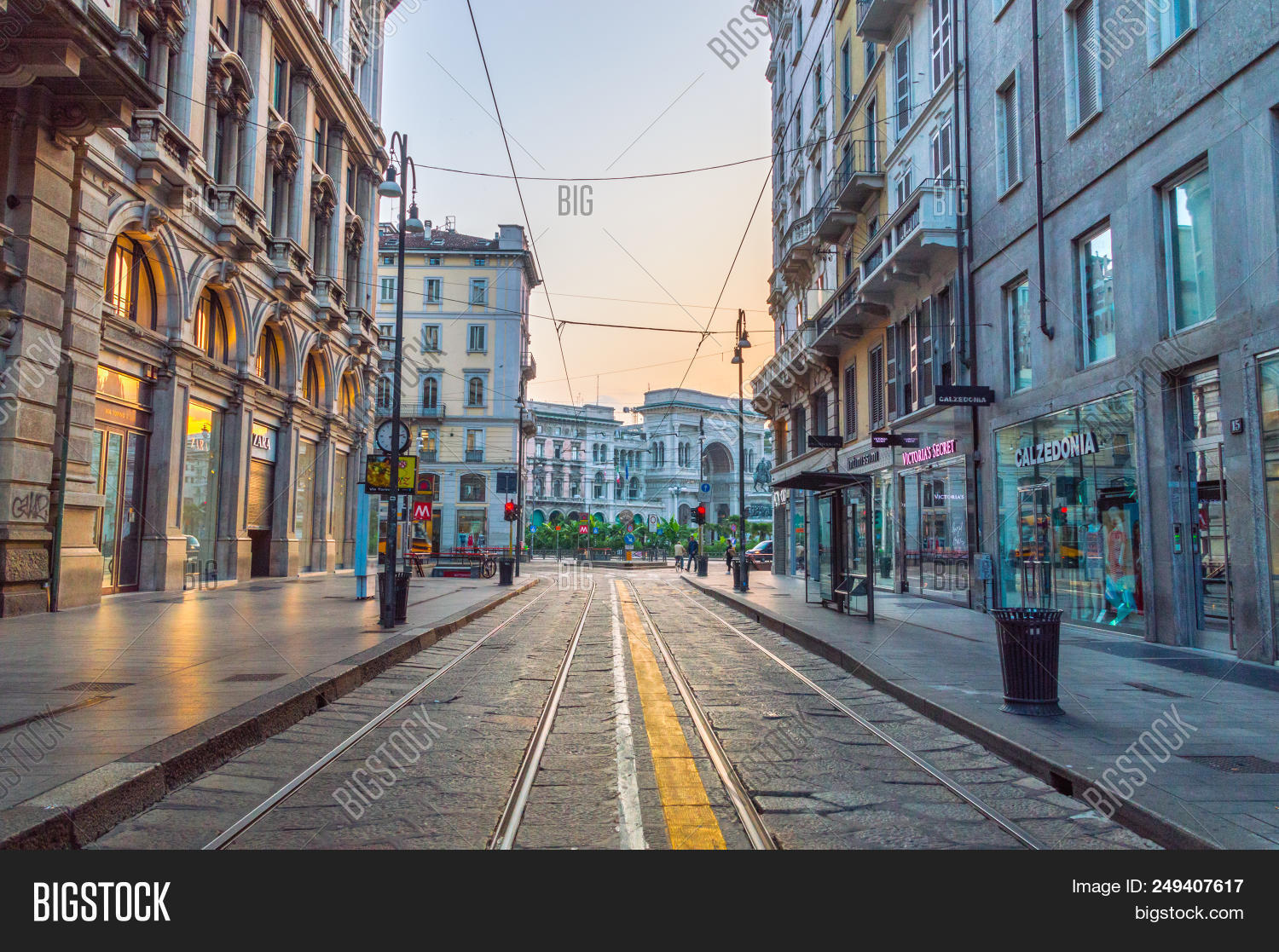 Виа делла кончилиационе. Город вьесте италия. From via. Сарай гора. Турин улицы на которых хочется жить.