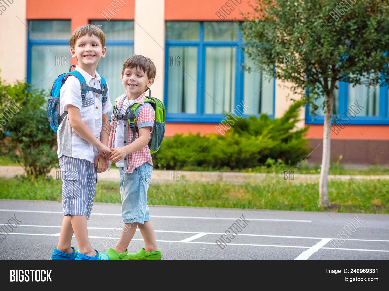 Школа сестер. Фотосессия братья идут в школу. Два брата школьники с цветами. Мальчишка идёт в школу. Два друга идут в школу фото.