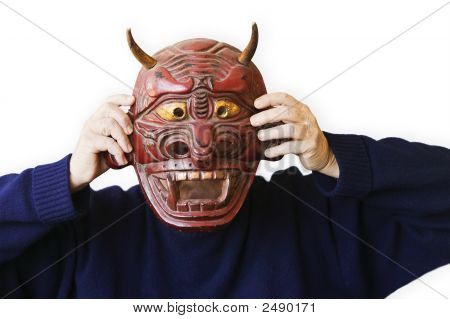 Person holder op en Devil maske