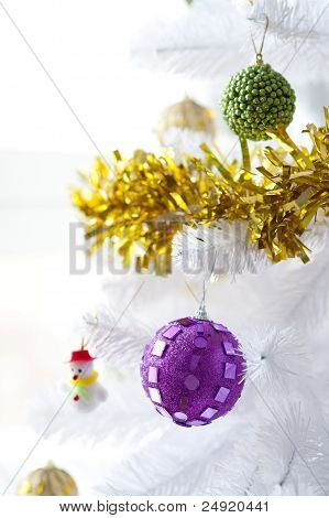Babioles et petit bonhomme de neige sur un arbre de Noël
